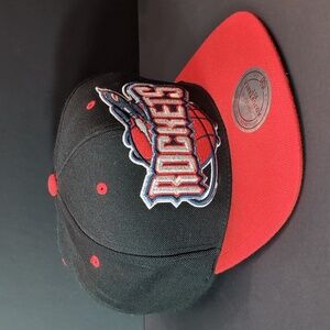 Mitchel & Ness Hardwood Classics Rockets Men's Flat Bill Black/Red Snapback Hat.